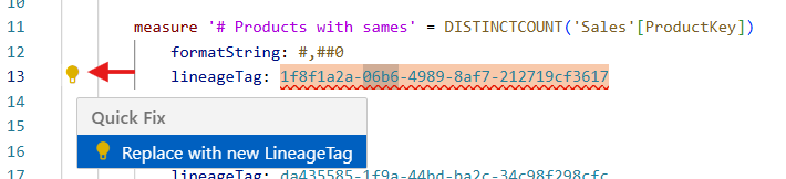 Capture d’écran de la vue TMDL dans l’éditeur de code montrant une icône d’ampoule en regard d’une bascule, indiquant les actions de code disponibles telles que la génération de balises de traçabilité.