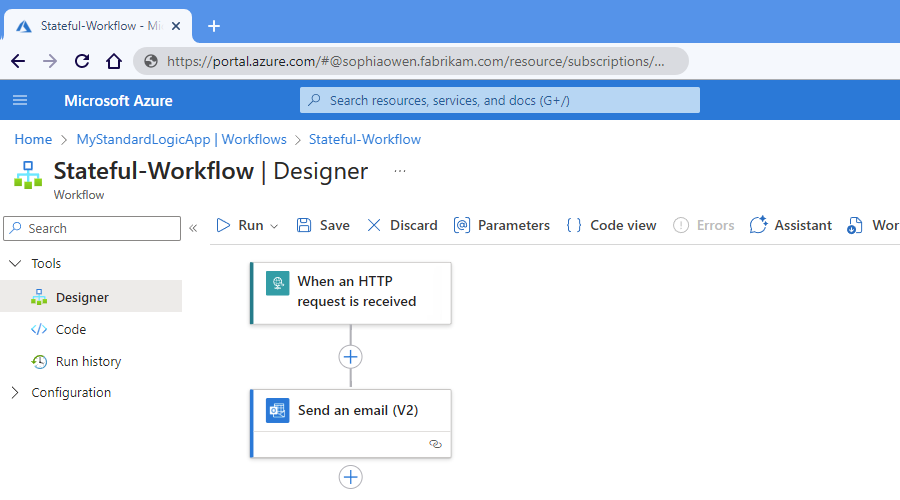 Capture d’écran du portail Azure montrant un exemple du workflow Consommation avec le déclencheur Requête et l’action Office 365 Outlook.