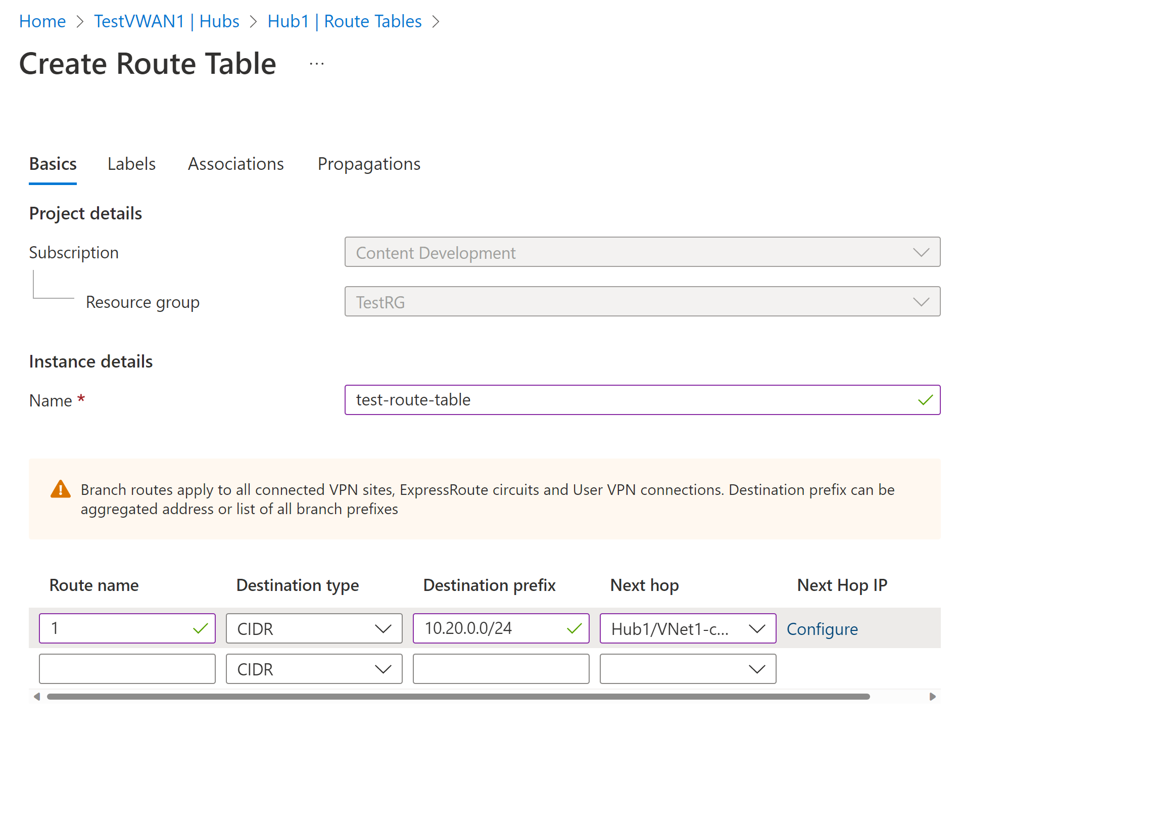 Capture d’écran montrant l’onglet De base de la page Créer une table de routage.