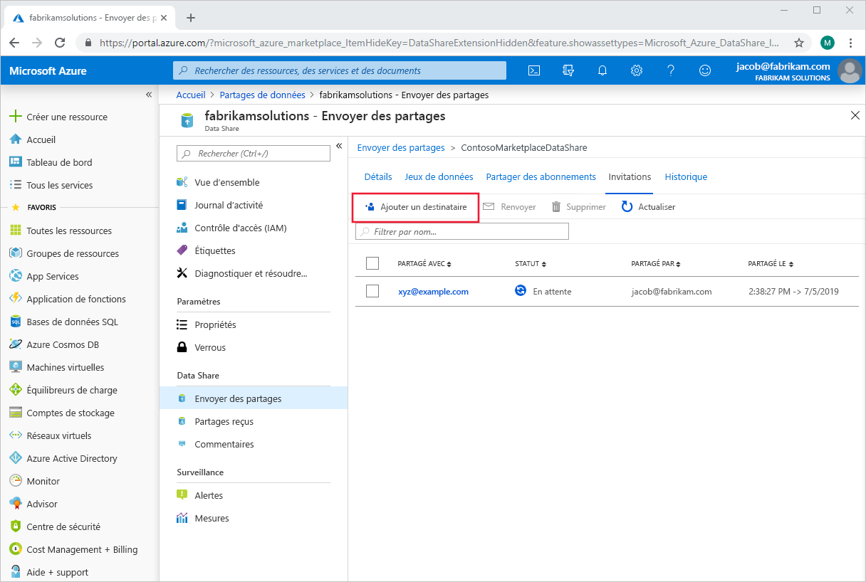 Capture d’écran du portail Azure dans le volet de configuration Data Share mettant en surbrillance le bouton Ajouter un destinataire.