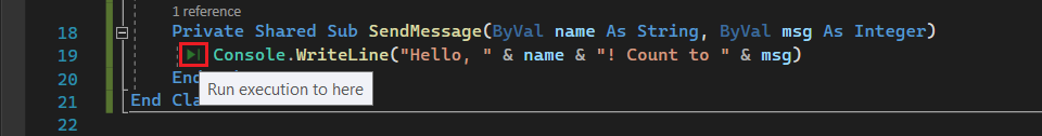 Capture d’écran montrant le bouton Exécuter pour cliquer avec l’info-bulle mise en surbrillance sur le côté gauche de la fenêtre de l’éditeur de code.