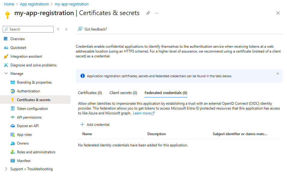 Capture d’écran du volet certificats et secrets du Centre d’administration Microsoft Entra avec l’onglet Informations d’identification fédérées mis en surbrillance.