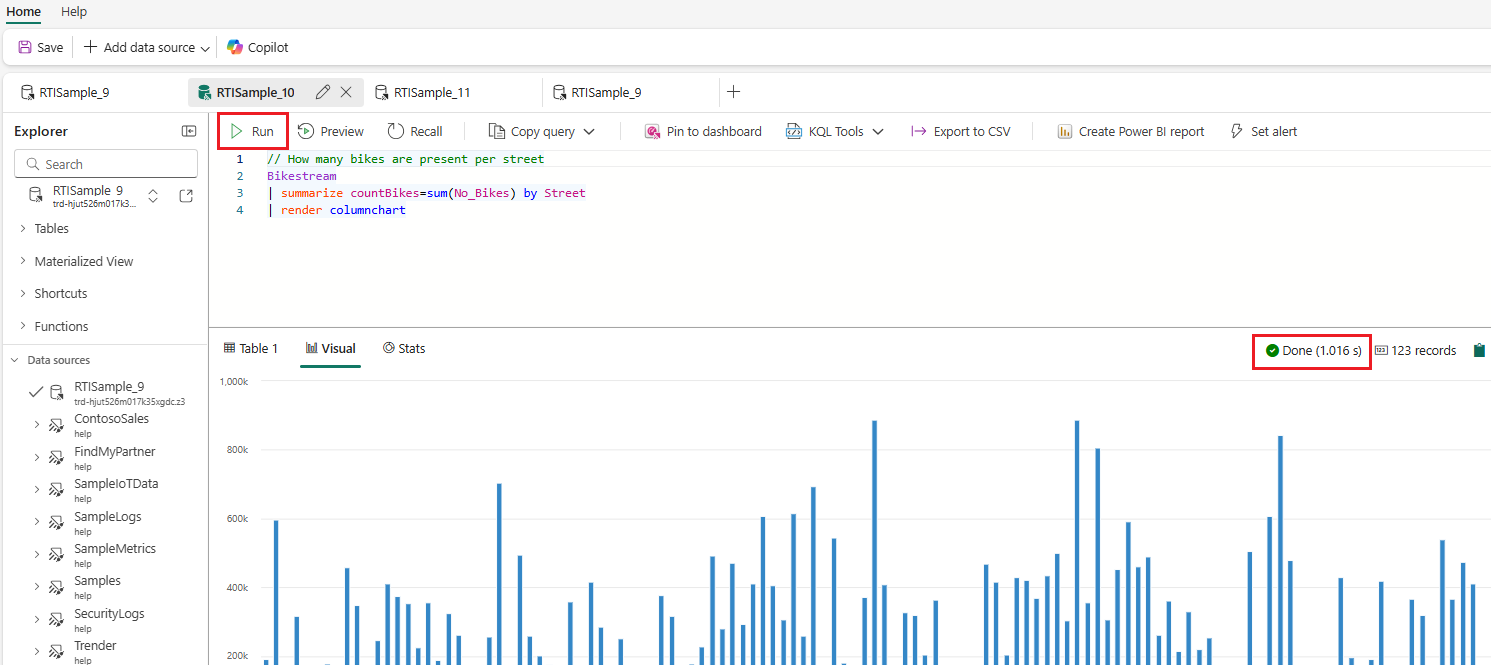 Capture d’écran de l’ensemble de requêtes KQL montrant les résultats d’une requête. Les volets de la requête et des résultats sont mis en surbrillance.