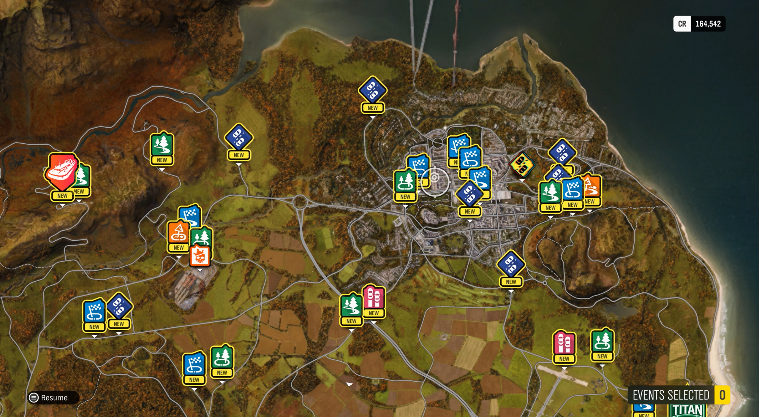 Carte de la zone de jeu Forza Horizon 4. Les petites icônes avec le mot « nouveau » en dessous sont dispersées dans toute la carte pour signer de nouvelles courses qu’un joueur peut terminer. 