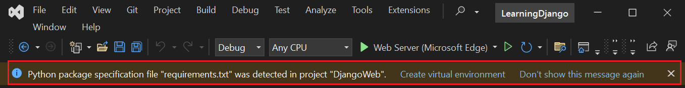 Capture d’écran montrant le message de notification sur la détection du fichier des exigences pour le projet web Django dans Visual Studio.