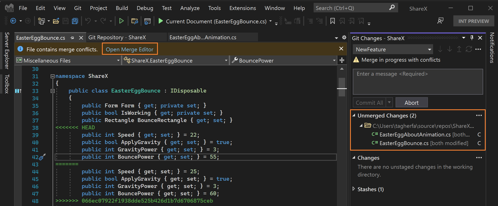 Capture d’écran de l’état des conflits de fusion dans la fenêtre Modifications Git.