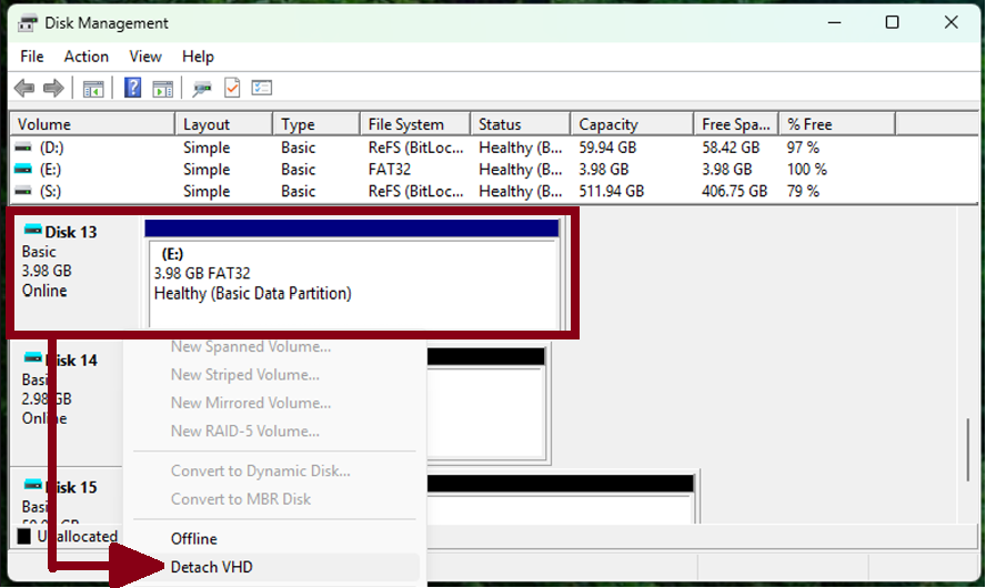 Capture d’écran de l’outil Gestion des disques montrant que le disque dur virtuel peut être sélectionné et que Détacher le disque dur virtuel est une option dans le menu d’action.