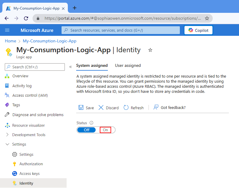 Capture d’écran montrant l’onglet Affectée par le système de la page Identité de l’application logique de Consommation sur le Portail Azure, avec les options sélectionnées, Activée et Enregistrer.