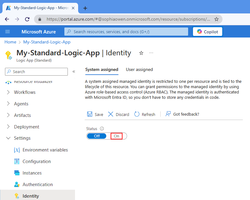 Capture d’écran montrant l’onglet Affectée par le système de la page Identité de l’application logique Standard sur le Portail Azure, avec les options sélectionnées, Activée et Enregistrer.