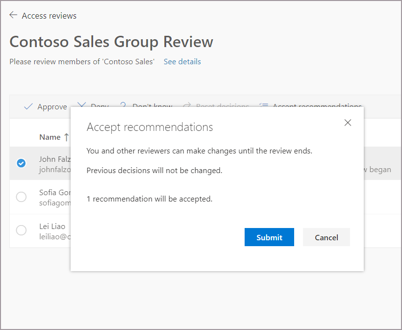 Capture d’écran de la liste de révision d’accès ouverte montrant le bouton « Accepter les recommandations ».