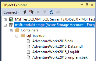 Capture d'écran de l'Explorateur d'objets dans SSMS montrant les fichiers de données dans un conteneur sur Azure sous une entrée d'instance SQL Server.