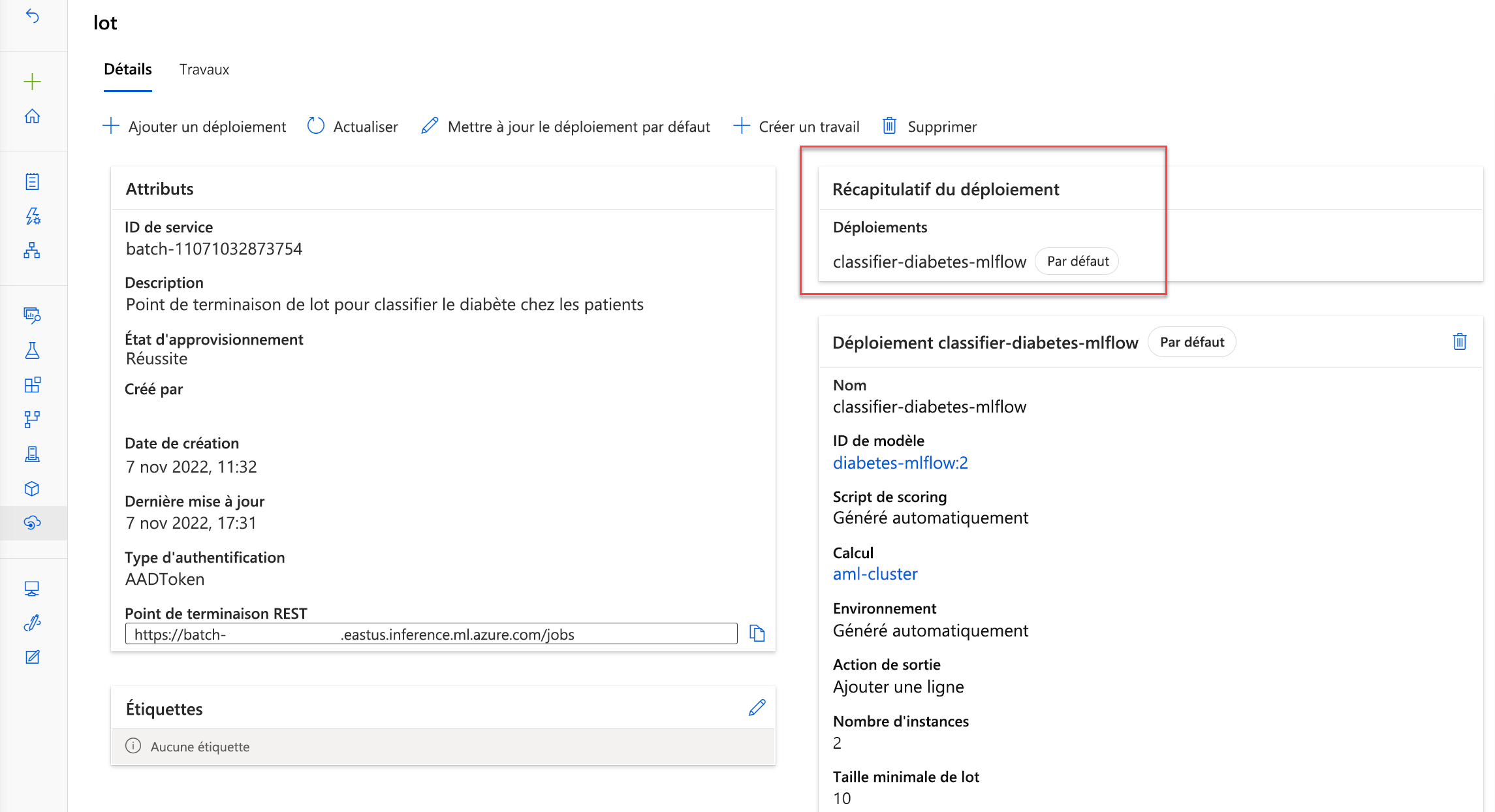 Capture d’écran de la page détails d’un point de terminaison de lot, montrant le déploiement par défaut.