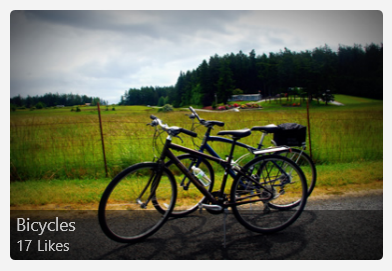 Une photo de vélos avec une superposition contenant le titre de l'image et le nombre de likes qu'elle a reçus.