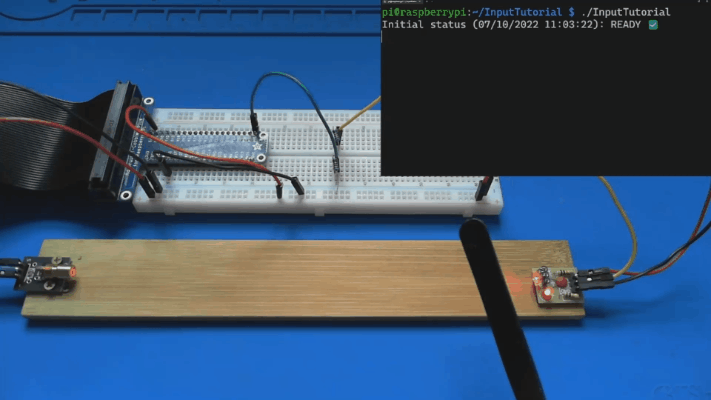 GIF animé montrant une démonstration du tripwire laser. L’émetteur laser allume le module de capteur laser et l’application affiche READY. Le faisceau laser est rompu et l’application affiche ALERT. L’action est ensuite répétée.
