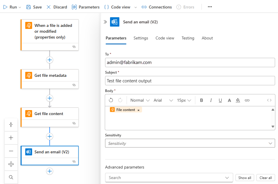 La capture d’écran montre le concepteur de flux de travail et l'action Envoyer un e-mail avec le contenu du fichier en tant que sortie d'action gérée.