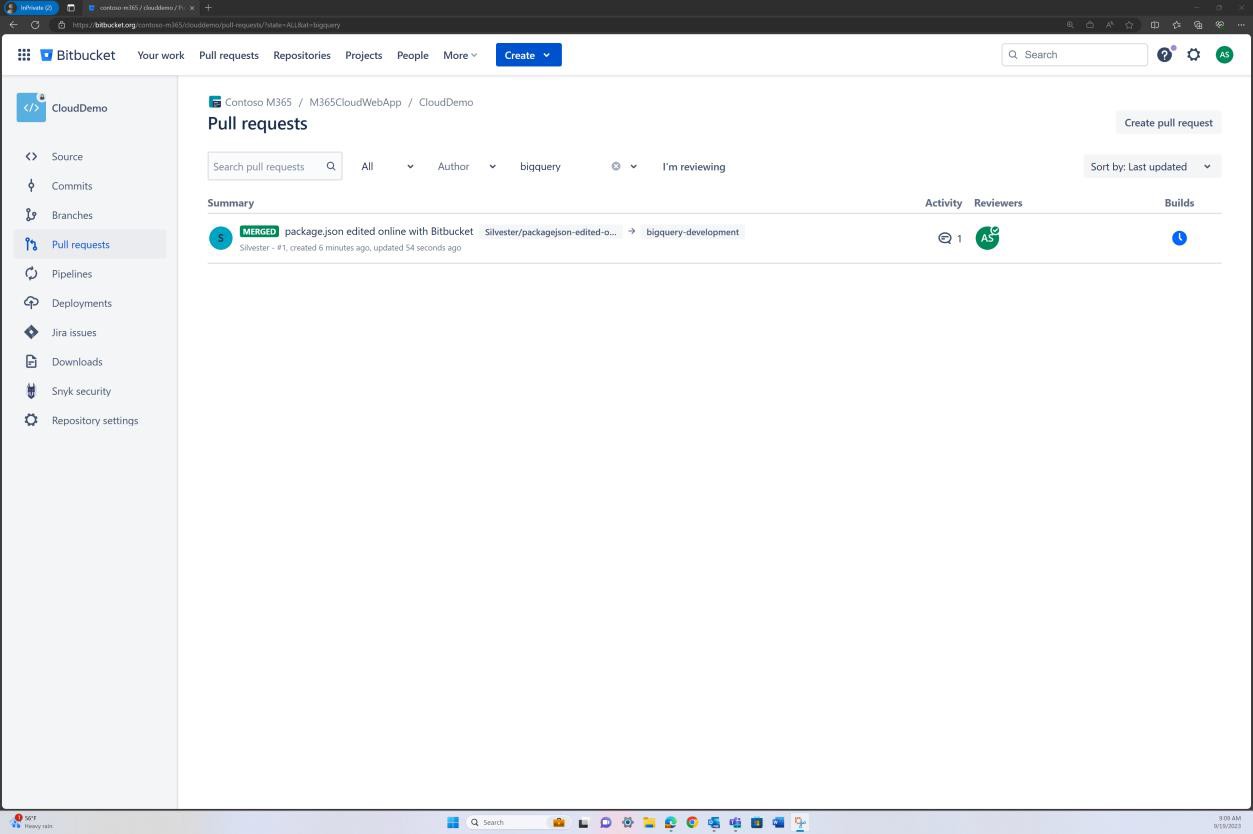 Bitbucket cloud demo pull request list montrant un élément de ligne comme fusionné.