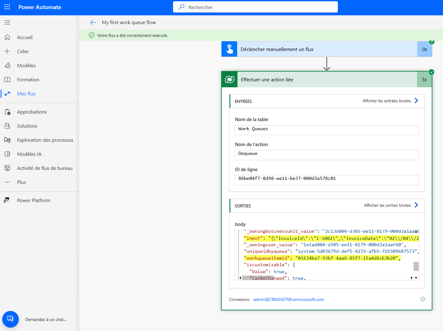 Capture d’écran d’un concepteur de flux de cloud avec une exécution active et réussie incluant les résultats d’une action de suppression de la file d’attente.