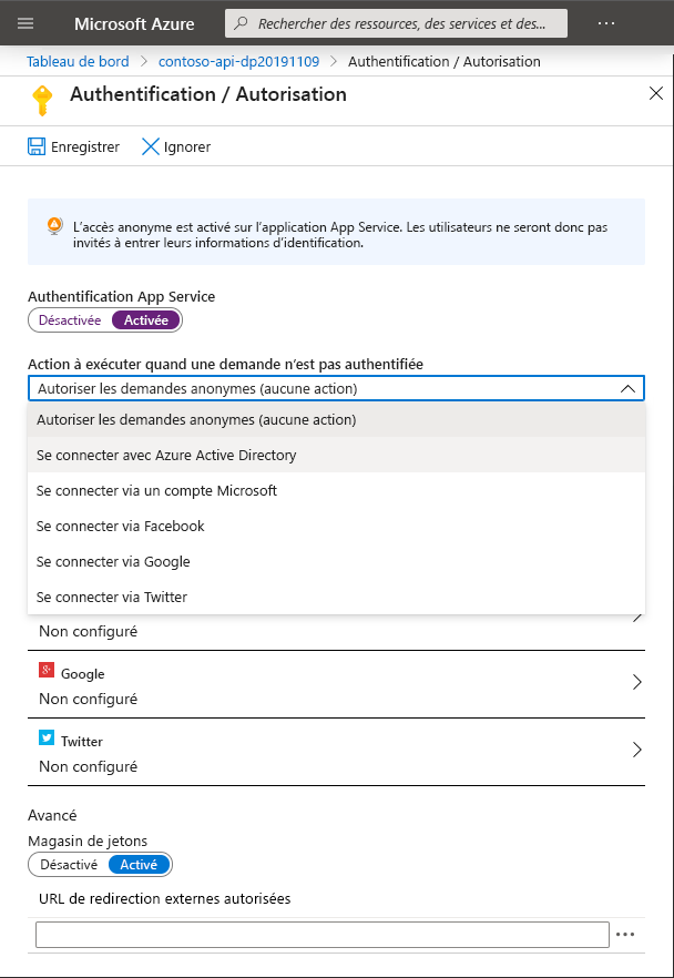 L’option « Se connecter avec Azure Active Directory » est mise en évidence dans le menu déroulant « Action à exécuter quand une demande n’est pas authentifiée » sur le panneau des paramètres d’authentification Function App