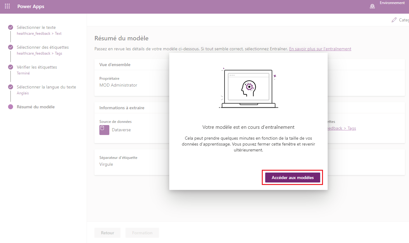 Capture d’écran du modèle Classification par catégorie dans Power Apps Studio, avec une fenêtre contextuelle indiquant que le modèle est en cours d’apprentissage et le bouton Accéder aux modèles mis en évidence.