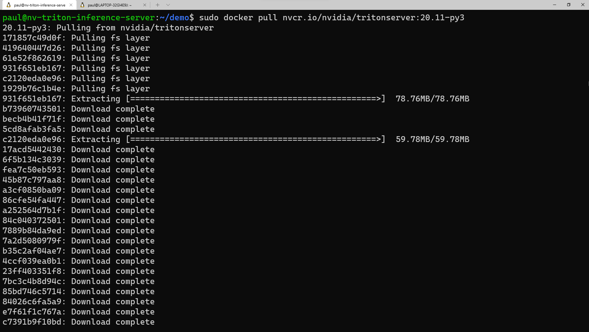 Une capture d’écran affichant la commande docker pull en cours d’exécution.