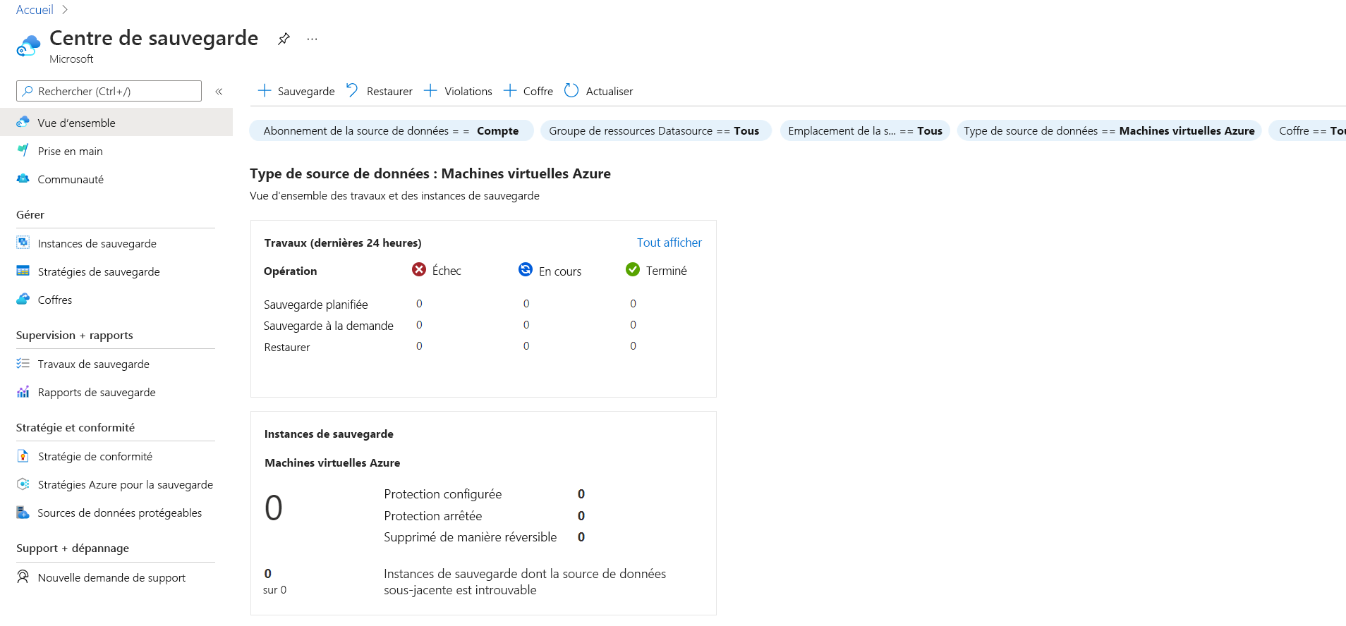 Capture d’écran de l’interface utilisateur du Centre de sauvegarde dans le portail Azure. Cette image montre les informations de sauvegarde pour les machines virtuelles Azure liées aux travaux et aux instances de sauvegarde.