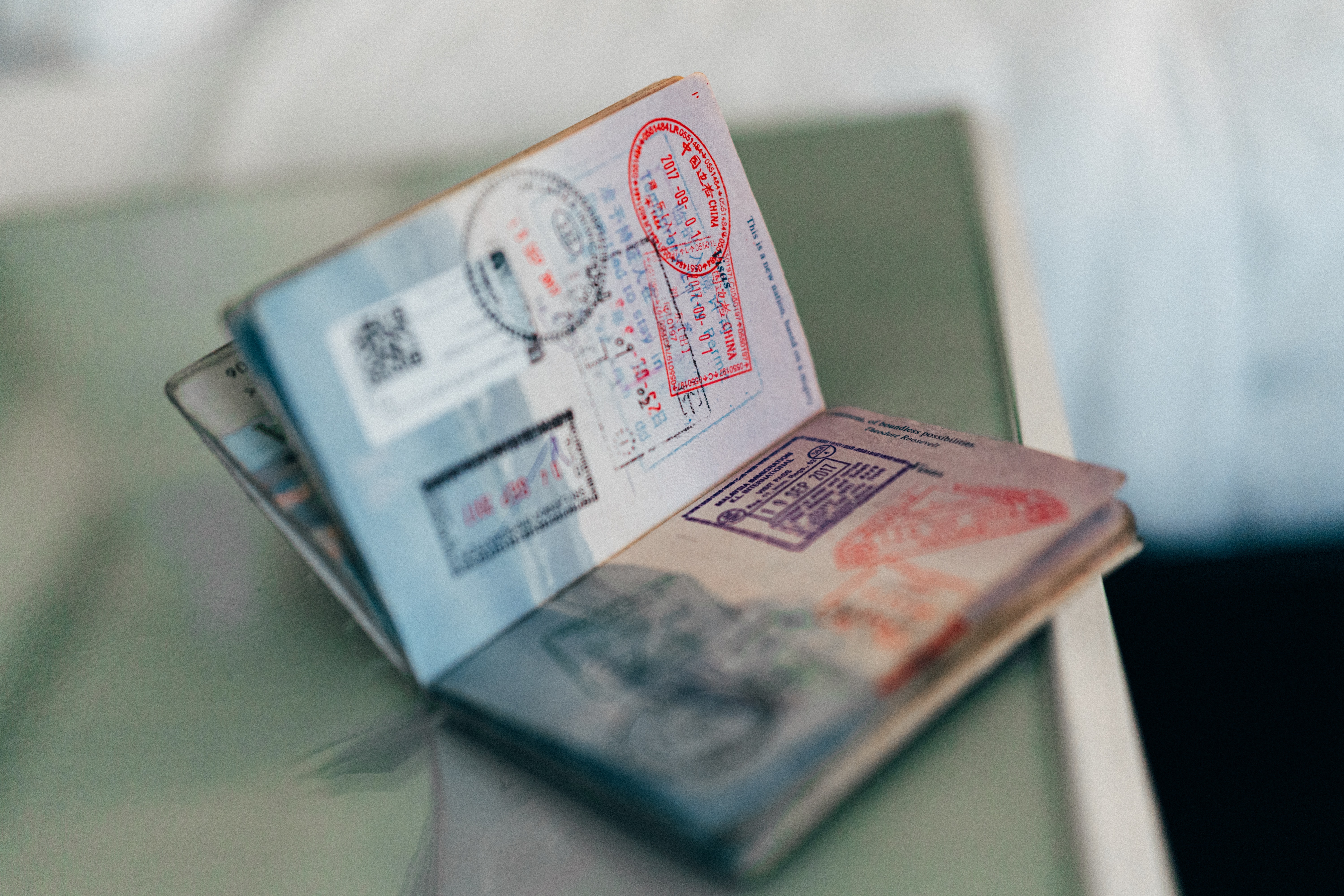 Illustration de différents passeports et livrets de passeport.