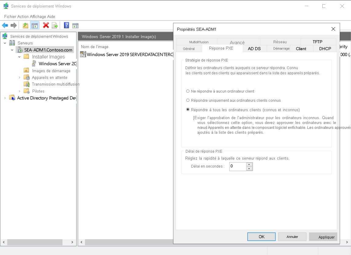 Capture d’écran de la console Services de déploiement Windows avec la boîte de dialogue propriétés SEA-ADM1 superposée. L’administrateur a sélectionné l’onglet Réponse PXE et a sélectionné Répondre à tous les ordinateurs clients (connus et inconnus).