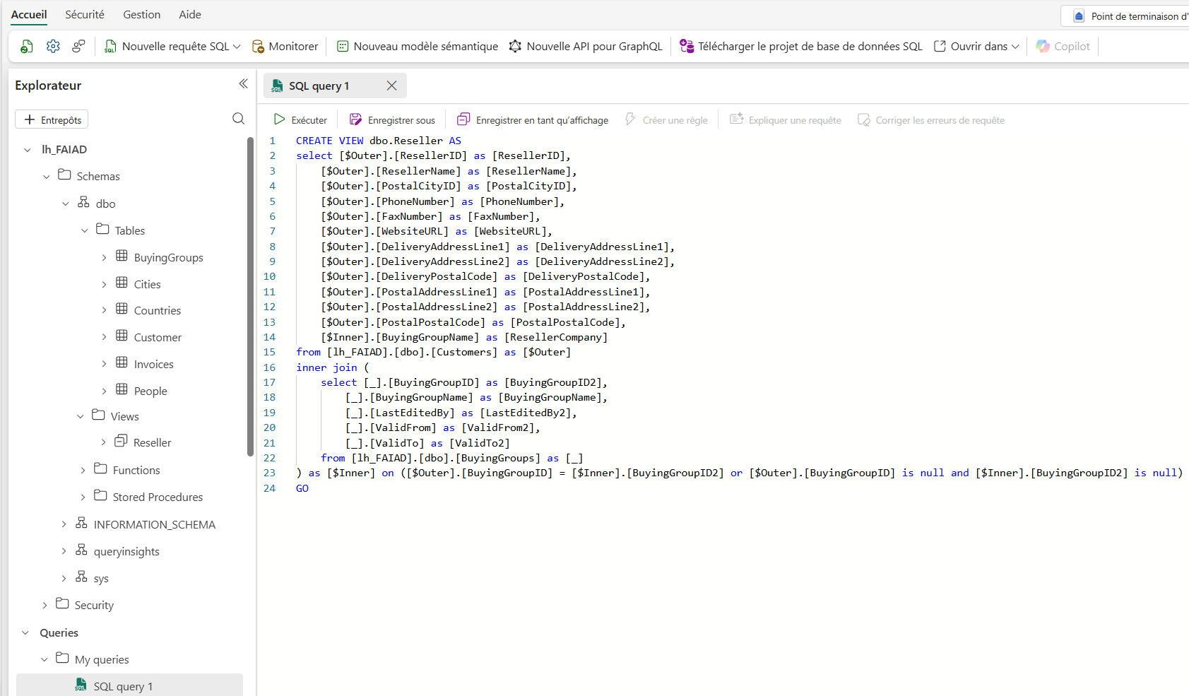 Screenshot du Éditeur de requête SQL affichant une requête T-SQL créant une vue.