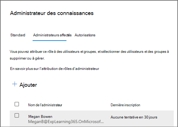 La page Rôles dans le Centre d'administration Microsoft 365 montrant le panneau Administrateur des connaissances pour ajouter un utilisateur.