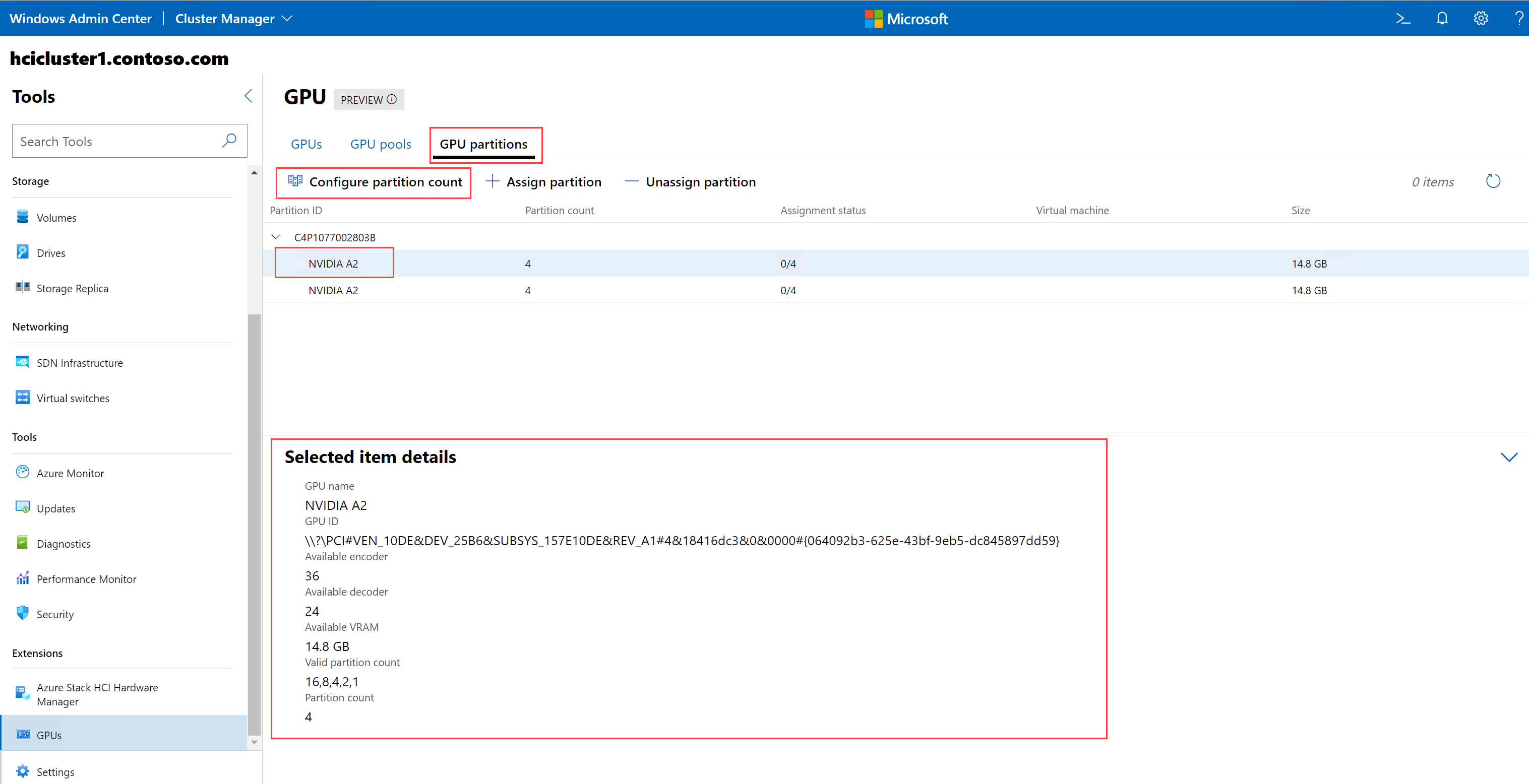 Capture d'écran de l'onglet Partitions GPU montrant l'inventaire des serveurs et leurs appareils GPU installés. La section inférieure de la page affiche les détails de la ressource sélectionnée.