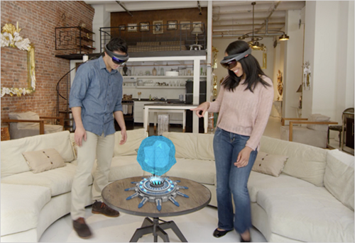 Homme et femme avec holographe sur la table