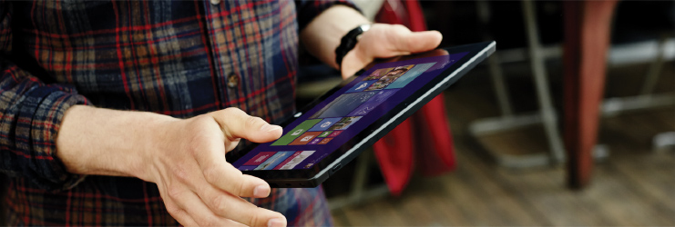 Utilisateur interagissant avec une tablette à l’aide de