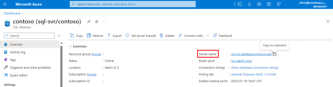 Captura de pantalla de Azure Portal, página de información general de la base de datos con el nombre del servidor resaltado.