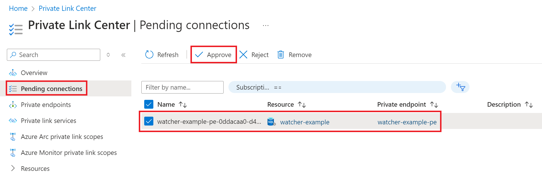 Captura de pantalla de la página conexiones pendientes en el Private Link Center, en la que se muestra un punto de conexión privado de monitor de base de datos listo para aprobarse.