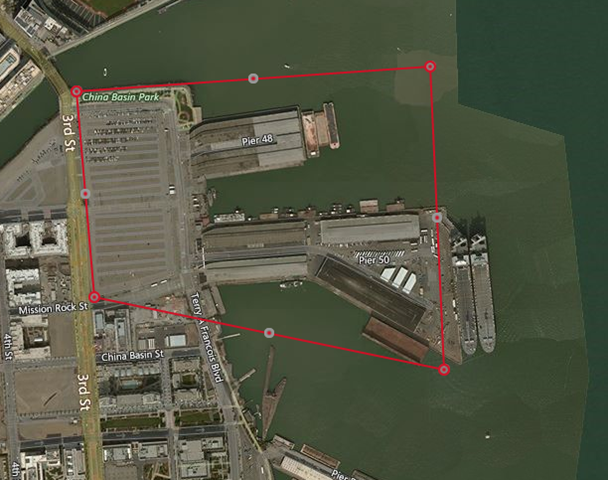 Captura de pantalla de un mapa del litoral de San Francisco con un polígono rojo que delinea un área de los muelles.