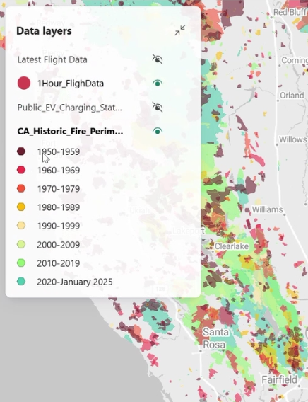 Captura de pantalla que muestra un panel de configuración de capas de Fabric Maps que muestra opciones de estilo controladas por datos de color por categoría. En un menú desplegable se muestran los nombres de categoría con muestras de color, que van desde rojo oscuro a púrpura hasta teal. Cada categoría tiene un color asignado que se usa para diferenciar valores distintos en la leyenda del mapa. En el panel se muestran colores personalizados para categorías individuales en la visualización de datos geográficos.