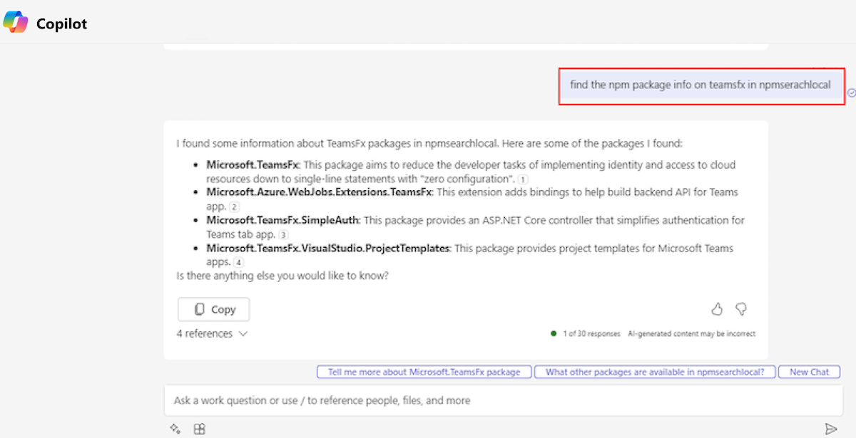 Captura de pantalla que muestra el símbolo del sistema del complemento y la respuesta de la tarjeta adaptable con contenido y tarjeta de vista previa de Copilot para Microsoft 365. La respuesta contiene una lista de cuatro productos con el nombre del producto contoso. 