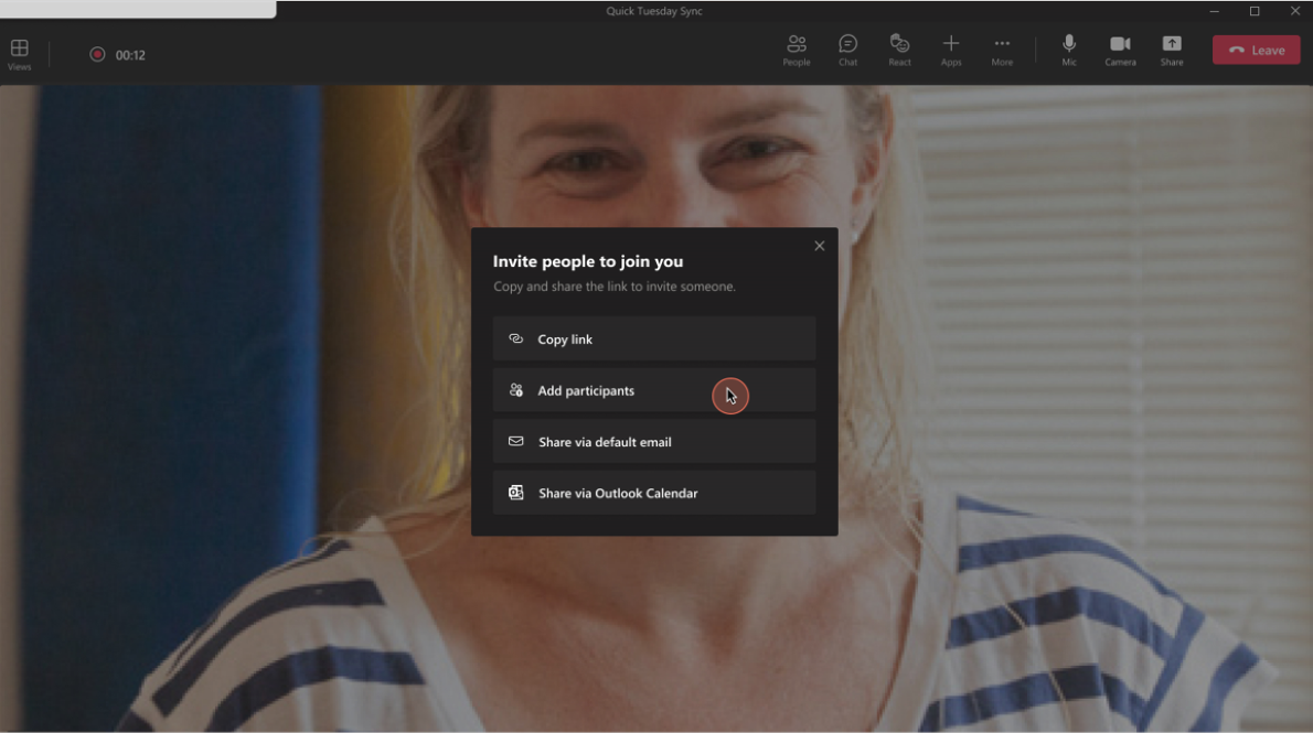 La captura de pantalla es un ejemplo que muestra una opción para agregar participantes y cómo interactuar con la aplicación.