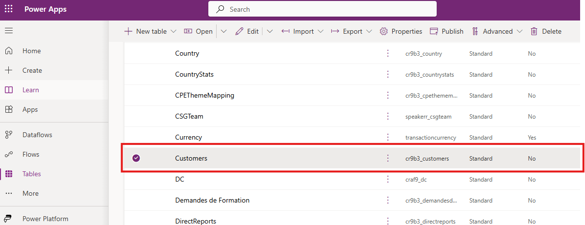 Captura de pantalla de la lista de tablas estándar y personalizadas con la tabla Clientes resaltada.