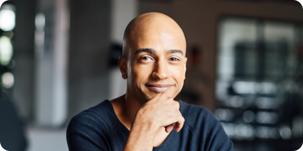 תמונה של אדם שעובד כמנהל מערכת