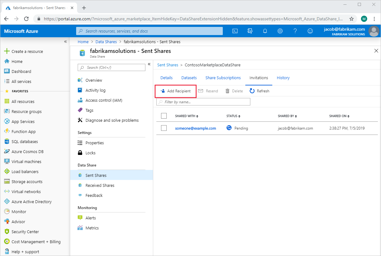 צילום מסך של פורטל Azure בחלונית התצורה של 'שיתוף נתונים' המסמנת את לחצן 'הוסף נמען'.
