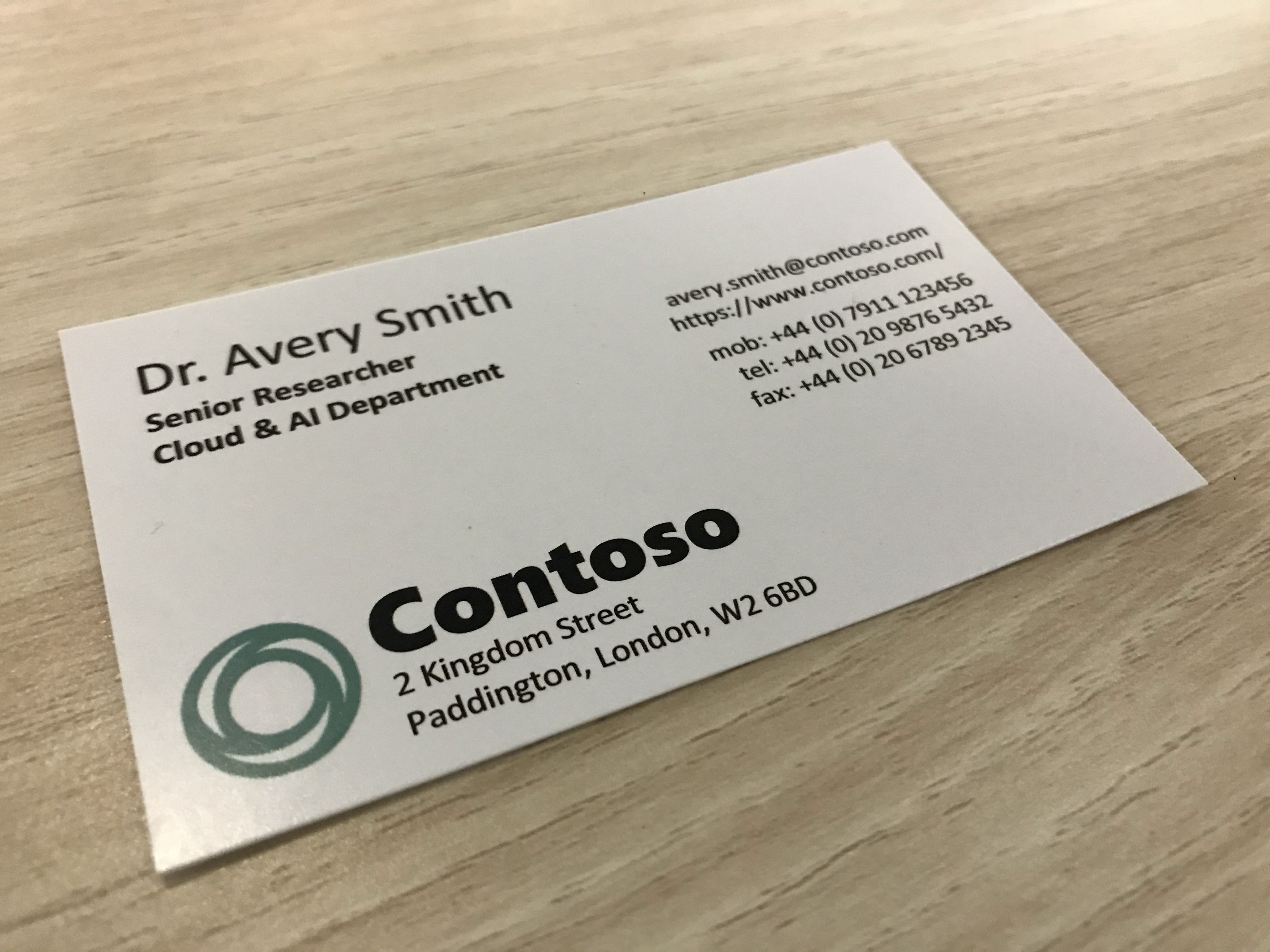 A fényképen egy Contoso nevű cég névjegykártyája látható.