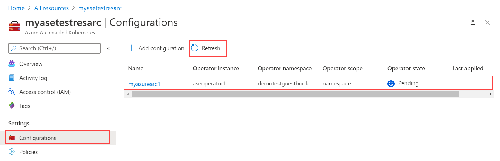 Képernyőkép az Azure Arc-kompatibilis Kubernetes-fürtről függőben lévő állapotban frissítéskor.