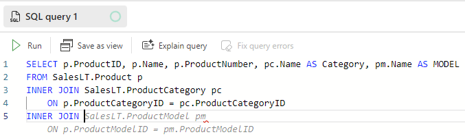 Képernyőkép a lekérdezésszerkesztőről, amelyen egy Copilot-kódjavaslat halvány szövege látható.