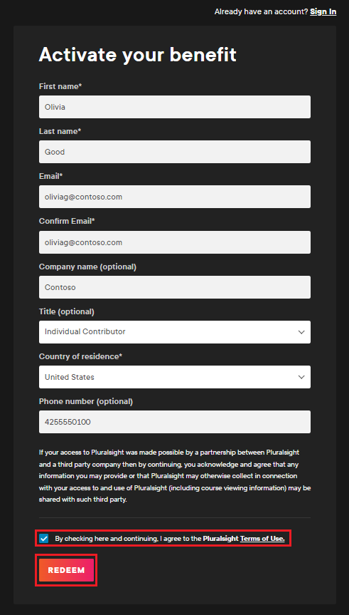 Képernyőkép a Pluralsight regisztrációs űrlapról, amelyen a használati feltételek jelölőnégyzet be van jelölve, és a Beváltás gomb ki van emelve.