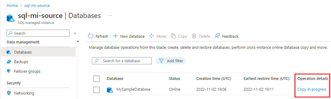 Cuplikan layar halaman 'Database' untuk Azure SQL Managed Instance, memperlihatkan bahwa operasi penyalinan sedang berlangsung.
