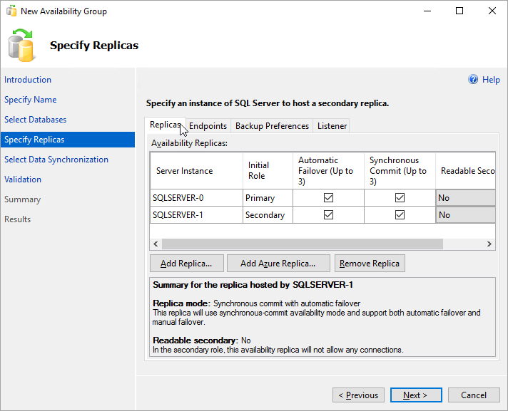 Cuplikan layar yang memperlihatkan dua server yang terdaftar sebagai replika di Wizard Grup Ketersediaan Baru di SQL Server Management Directory.