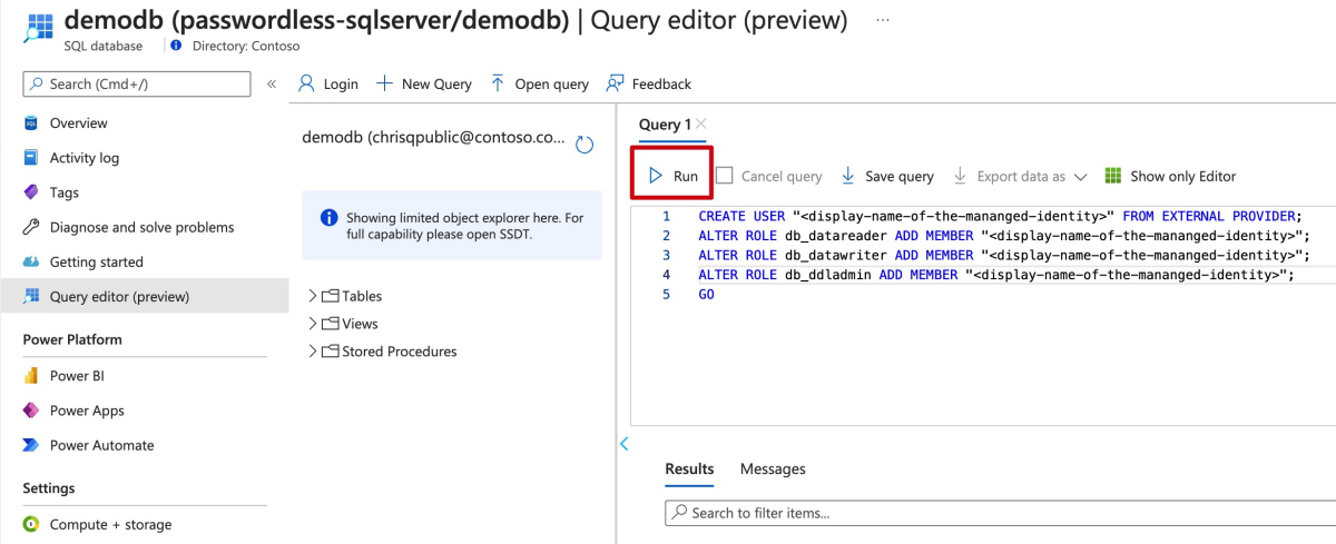 Cuplikan layar portal Azure memperlihatkan editor kueri SQL Database dengan kueri untuk membuat pengguna dan menambahkan peran.
