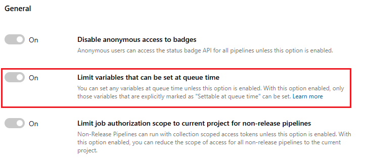 Cuplikan layar opsi yang membatasi variabel yang dapat diatur pada waktu antrean tidak tersedia di tingkat proyek.