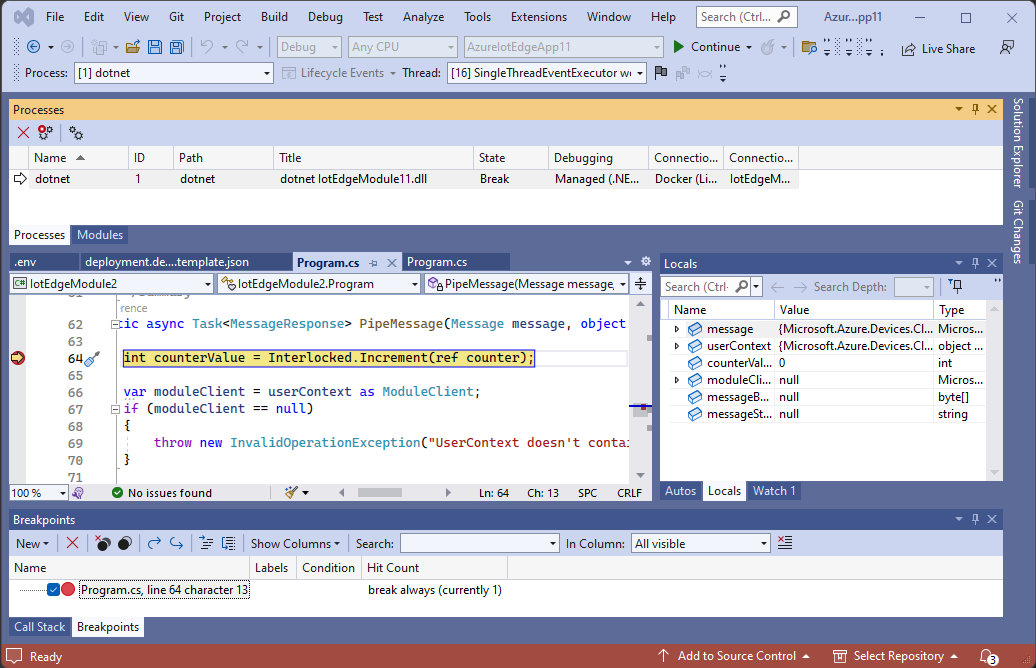 Screenshot Visual Studio yang terhubung ke kontainer Docker jarak jauh pada perangkat yang dijeda pada breakpoint.